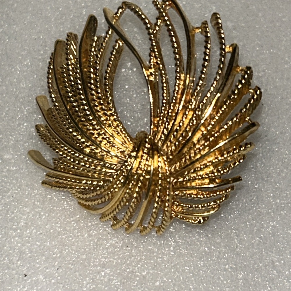 Vintage Monet Mirador
Brooch Gold Tone Starburst size 2" X 2" - Picture 16 of 17